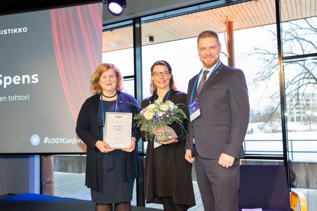 Karen Spens receiving Logistician of the Year 2023 award from Anna Aminoff and Jyri Vilko.